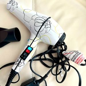 AMIKA Hairdryer